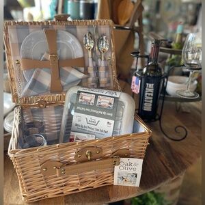 New Oak & Olive Boothbay 2-Person (14 pcs Included) Picnic Basket
